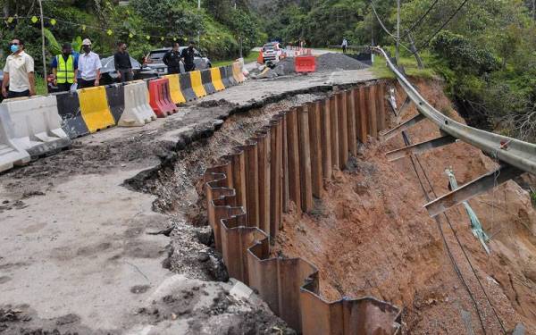 Norolazali (tiga dari kiri) melawat lokasi runtuhan cerun di Jalan Persekutuan 8 (FT08) Bentong-Raub yang mengalami kerosakan akibat bencana banjir pada Disember dan Januari lalu. - Foto Bernama