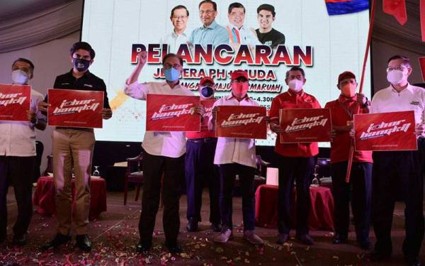 Anwar Ibrahim (tiga dari kiri) ketika Majlis Pelancaran Jentera PH dan Parti Ikatan Demokratik Malaysia (Muda) bagi Pilihan Raya Negeri (PRN) Johor pada Isnin. - Foto Bernama 