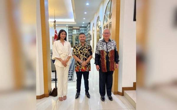 Najib (kanan) bersama Tunku Ismail (tengah) dan isteri baginda, Che' Puan Khaleeda. - Foto Facebook Najib Razak