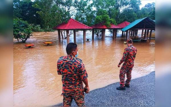 Anggota bomba memantau keadaan dan paras air di Batu Malim, Raub. - Foto ihsan Bomba