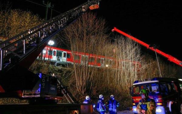 Anggota-anggota keselamatan membantu kerja-kerja menyelamat di lokasi nahas dua buah kereta api bertembung di dekat Munich, Jerman pada Isnin. - Foto AFP