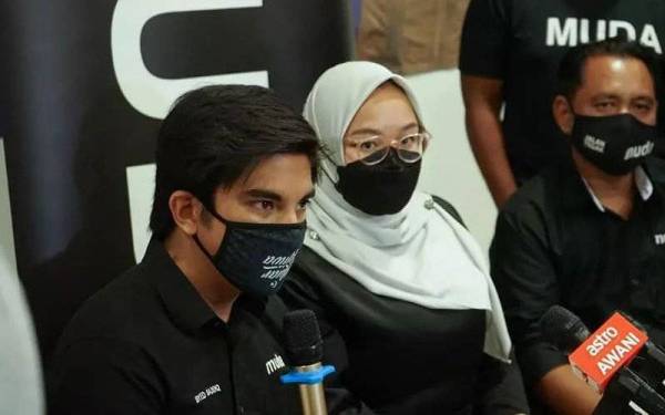 Syed Saddiq (kiri) pada sidang akhbar di Taman Eco Cascadia pada malam Isnin.