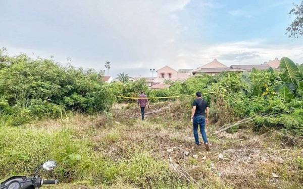 Tengkorak dan rangka manusia dipercayai milik seorang warga emas ditemui di kawasan semak di Tengkera pada Isnin lalu.