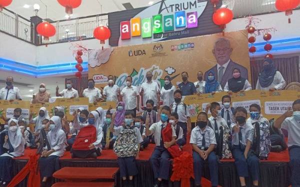 Noh Omar bergambar bersama penerima sumbangan Back To School di Plaza Angsana Johor Bahru, Johor Bahru pada Isnin.