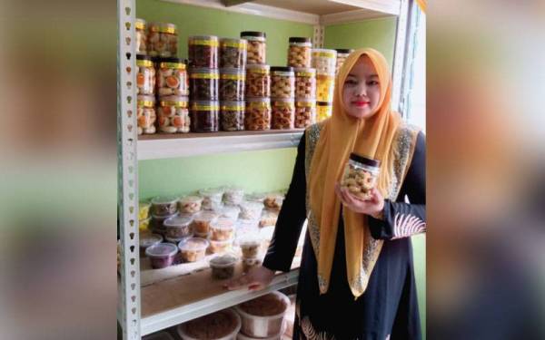 Noor Azalia bersama sebahagian produk Azalia Cookies yang akan diagihkan kepada ejen di seluruh negeri utara dan Kuala Lumpur.