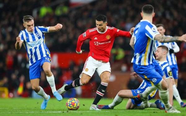 Penyerang United, Cristiano Ronaldo melepasi kawalan pertahanan Brighton - Foto Getty Images