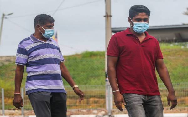 Aplanayara (kiri) dan Kartik ketika tiba di Mahkamah Sesyen Kuala Pilah pada Rabu.