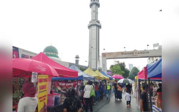 Bazar Ramadan Kampung Baru antara tarikan warga kota membeli juadah berbuka puasa.