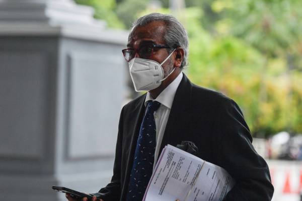 Peguam Tan Sri Muhammad Shafee Abdullah tiba di Kompleks Mahkamah Kuala Lumpur. -Foto Bernama