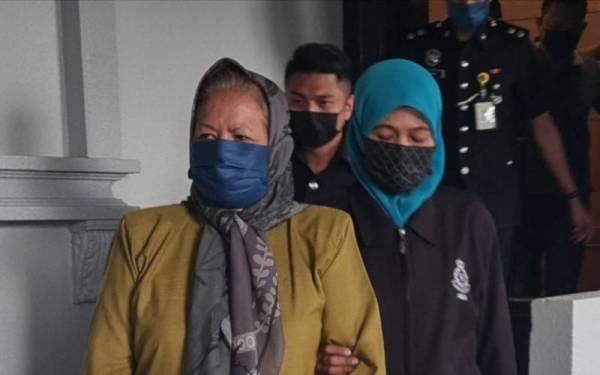 Norani Ismail (kiri) mengaku tidak bersalah di Mahkamah Sesyen Kuala Lumpur pada Rabu atas lima pertuduhan pengubahan wang haram berjumlah RM1.15 juta, tiga tahun lalu.