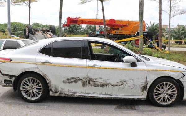 Seorang pemilik kedai emas disamun lima lelaki bersenjatakan parang dalam kejadian di sebuah stesen minyak di Lukut, pada Rabu.