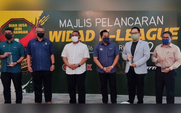 Muhammad Sanusi (tiga dari kiri) bersama barisan penaja Majlis Pelancaran Widad K-League 2022
di Mentaloon, Alor Setar pada Rabu.