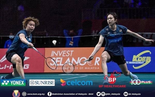 Aksi Pearly Tan-Valeree Siow ketika berdepan Khushi Gupta-Mehreen Riza dalam aksi Kumpulan Y BATC 2022 di Pusat Konvensyen Setia City, Shah Alam pada Rabu. FOTO: BAM