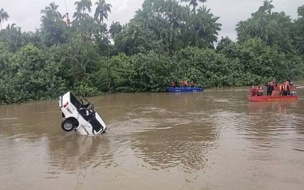 Kenderaan pacuan empat roda dinaiki pasangan suami isteri ditemui 10 meter dari lokasi kemalangan di Jambatan Tembila, Besut dan berjaya dinaikkan dengan bantuan kren, pada petang Rabu.