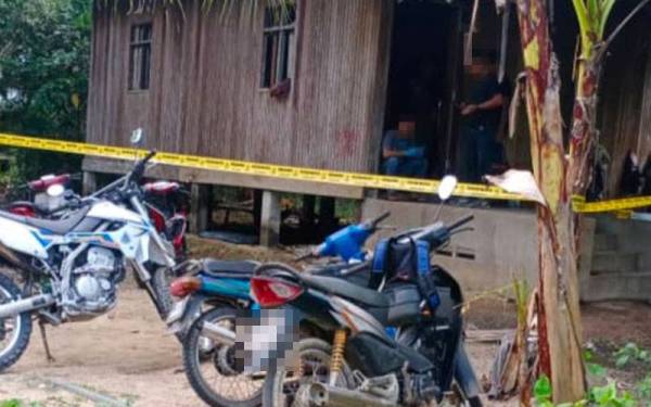 Lokasi mangsa yang maut dalam keadaan tragis dengan leher yang terputus dipercayai akibat ditetak oleh anak tirinya di Kampung Batu Machang Jerek, Gua Musang pada Rabu. - Foto ihsan PDRM