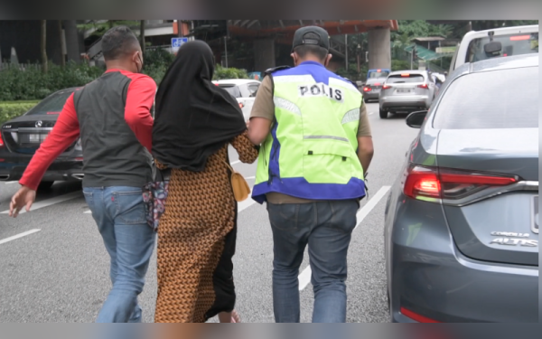 Seorang remaja perempuan diselamatkan Polis Diraja Malaysia (PDRM) dalam satu Operasi Khas Op Pintas Bersepadu (Pengemis) yang bertujuan membanteras aktiviti mengemis di negara ini khususnya di kawasan Lembah Klang. - Foto Bernama