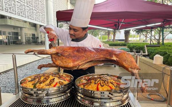 Nasi kambing Ouzi menu utama pada 1001 bufet Ramadan kali ini.