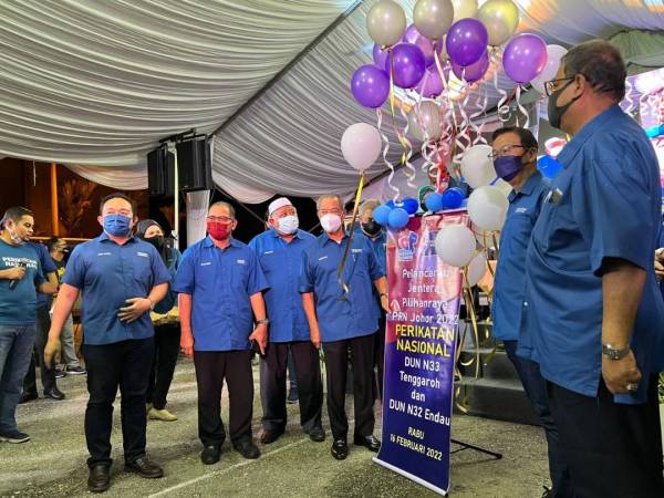 Muhyiddin (empat dari kiri) melancarkan jentera Bersatu Bahagian Mersing di Pentas Perikatan Nasional DUN Tenggaroh PRN Johor di pekarangan Learning Centre Sentuhan Kasih Felda Tenggaroh 3, Mersing, pada malam Rabu.