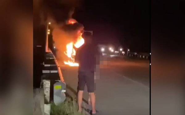 Orang ramai yang berada di lokasi kejadian di Jambatan Jalan Kampung Syed Omar Bintong, Kangar membantu menenangkan mangsa kebakaran dan membuat panggilan kecemasan pada malam Rabu.