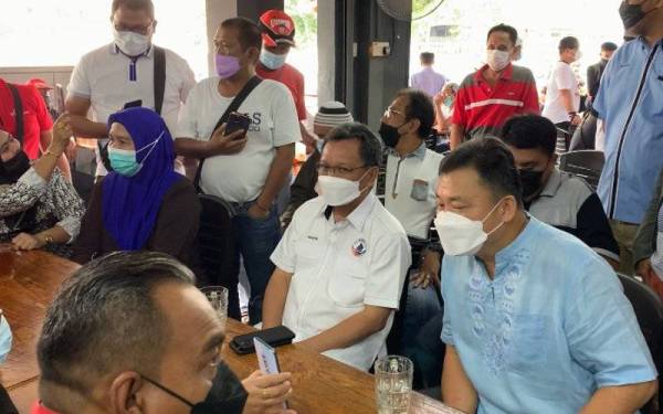 Shafie (dua, dari kanan) beramah mesra bersama masyarakat di sekitar Pasar Muafakat Sabah di sini pada Khamis