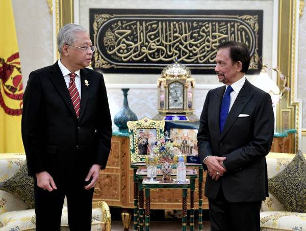 Sultan Brunei Sultan Haji Hassanal Bolkiah (kanan) berkenan mengadakan pertemuan empat mata bersama Perdana Menteri Datuk Seri Ismail Sabri Yaakob di Istana Nurul Iman. -Foto Bernama