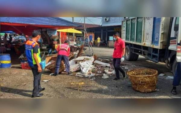 Sisa longgokan di pasar pagi Sempalit, Raub yang telah dibersihkan. - Foto SWCorp Pahang