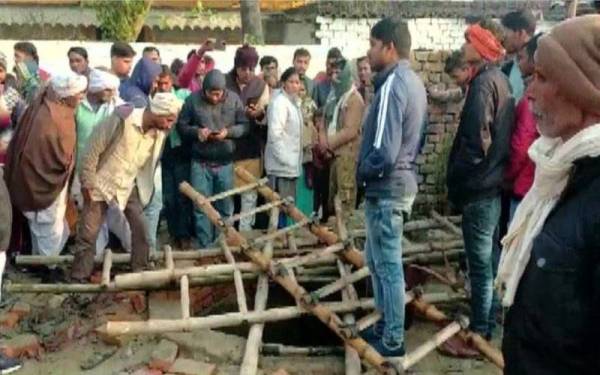 Penduduk tempatan berada di lokasi untuk melihat mangsa yang terjatuh dalam perigi buta di India. - Agensi