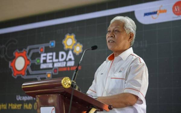 Idris berucap pada Majlis Pra-Pelancaran Felda Digital Maker Hub di Sekolah Kebangsaan Gedangsa, Kuala Kubu Bharu hari ini. - Foto Bernama