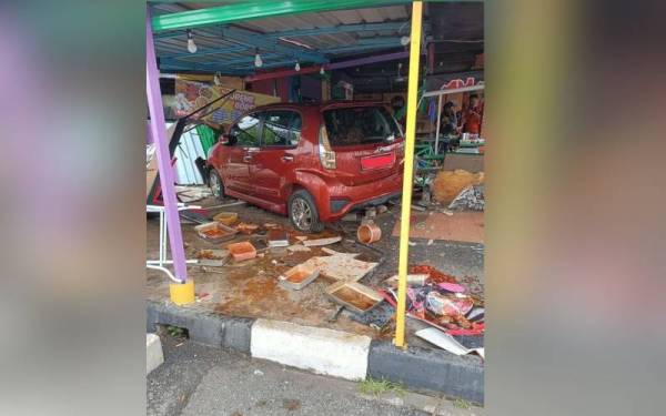 Sebuah kereta jenis Perodua Myvi yang dipandu seorang warga emas hilang kawalan dan merempuh bahagian hadapan sebuah kedai makan di Bintong, di sini, pada Khamis. Foto:Ihsan pembaca