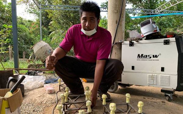 Tengku Rozairi membuka bengkel kimpalan di belakang rumah ibu bapanya. 