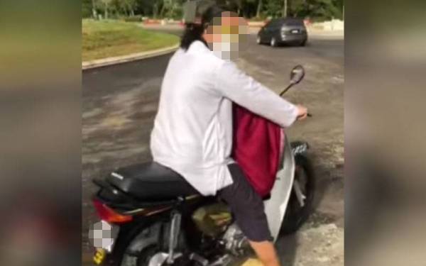 Tular di media sosial suspek menunggang motosikal dengan membuat aksi ‘wheelie’ bersama seorang kanak-kanak perempuan.