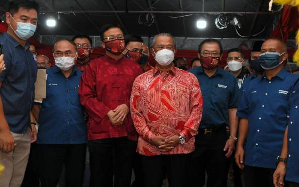 Muhyiddin (tiga, kanan) hadir pada majlis Resepsi Tahun Baharu Cina Perikatan Nasional di sini malam tadi. -Foto Bernama