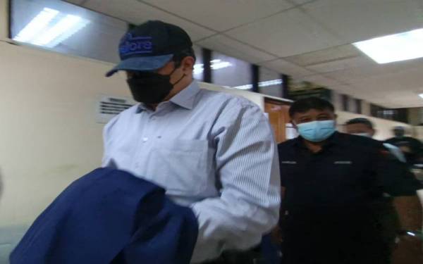 Ragu Raman (kiri) mengaku tidak bersalah terhadap enam pertuduhan pecah amanah melibatkan dana Mitra lebih RM5.18 juta di Mahkamah Sesyen Ipoh pada Jumaat.