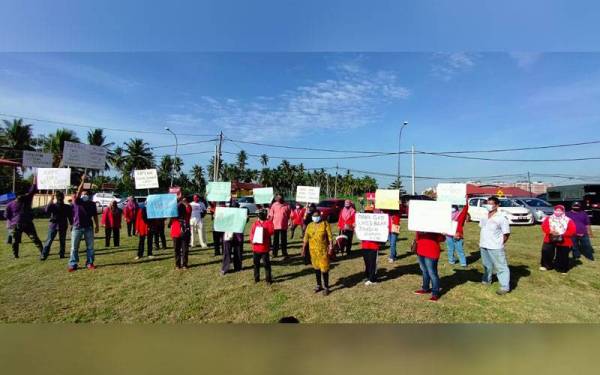 Pekerja pembersihan berhimpun secara aman di kawasan lapang berhampiran PPD Sabak Bernam pada Jumaat bagi menuntut tunggakan gaji selama hampir empat bulan.