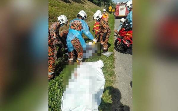 Pasukan bomba membantu mengeluarkan kedua-dua mangsa yang tersepit dan disahkan meninggal dunia di lokasi kejadian.