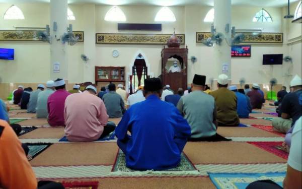 Jemaah mendengar khutbah Jumaat yang dibacakan di Masjid Al-Ansar, Bandar Meru Raya, Ipoh.