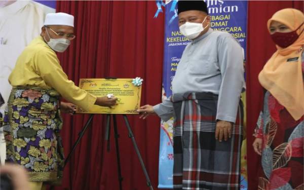 Idris (kiri) merasmikan pembukaan pusat khidmat kekeluargaan di Masjid Al-Muqarrabin Bandar Tasik Selatan, Kuala Lumpur pada Jumaat.