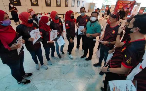 Amirudin (tengah) beramah mesra dengan peserta pada Majlis Penutup Larian Vitual Ayuh Selangor 1.0 di Bangunan Sultan Salahuddin Abdul Aziz Shah di sini pada Jumaat