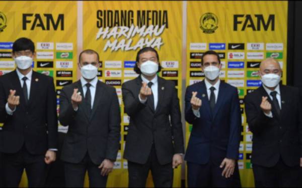 Kim Pan Gon (tengah) bersama barisan para jurulatih pada sidang media memperkenalkan jurulatih Baharu Skuad Harimau Malaya di Wisma FAM Kelana Jaya pada Khamis. - Foto Bernama 