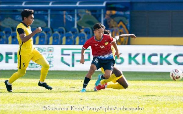 Pemain Laos, Chony Waenpaseuthth berjaya melepasi kawalan pertahanan skuad B-23 negara dalam aksi pertama Kumpulan B Piala AFF B-23 di Stadium Prince, pada Jumaat. - Foto AFF