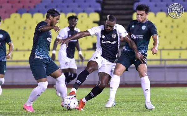 Antara aksi menarik perlawanan persahabatan Melaka United menentang TFC di Stadium Hang Jebat, pada Khamis.