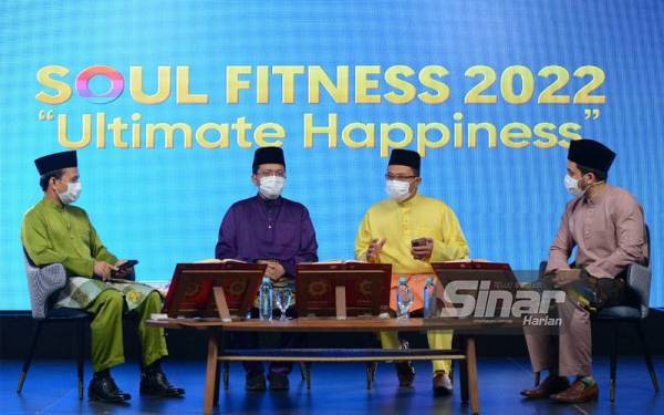 Program Soul Fitness 2022: Ultimate Happiness menampilkan (dari kiri) moderator; Sansubari Che Mud, Ketua Pegawai Penyelidik Yayasan Warisan Ummah Ikhlas; Fazrul Ismail; perunding motivasi, Halim Hafidz dan qari, Jalal Zaiki yang berlangsung di Kompleks Karangkraf pada Jumaat. - Foto SINAR HARIAN / MOHD HALIM ABDUL WAHID.