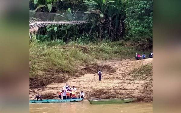  Murid dari lima kampung terpaksa menggunakan perahu untuk berulang alik ke sekolah selepas jambatan gantung rosak akibat banjir baru-baru ini di Pitas.