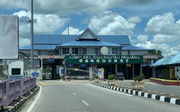 Pintu masuk utama Malaysia-Thailand di Rantau Panjang lengang sejak bermulanya pandemik Covid-19.