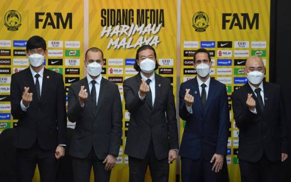 Pan Gon (tengah) bersama barisan para jurulatih pada sidang media memperkenalkan jurulatih baharu Harimau Malaya di Wisma FAM Kelana Jaya pada Khamis. Foto Bernama