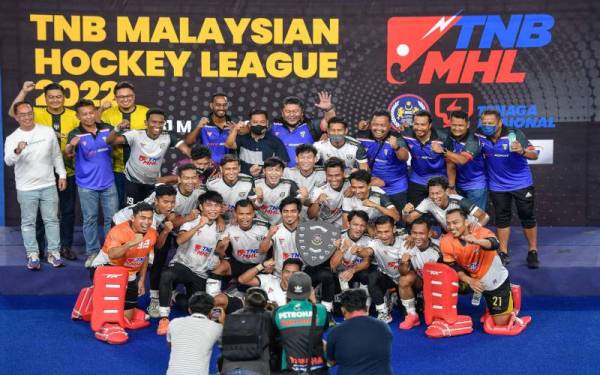 Pemain THT menjulang Piala Sumbangsih selepas menewaskan TNB pada perlawanan Piala Sumbangsih Liga Hoki Malaysia 2022 di Stadium Hoki Bukit Jalil malam ini. Foto Bernama