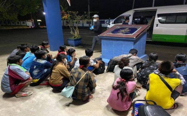 19 PATI warga Myanmar yang ditahan selepas polis berjaya menahan sebuah van persiaran jenis Era Komuter di Kampung Lubok Kawah, Rantau Panjang pada Khamis.