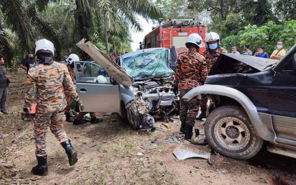 Anggota bomba bantu keluarkan mayat mangsa tersepit selepas terbabit dalam kemalangan libatkan dua kenderaan di Kilometer 32 Jalan Ganchong-Tebat pada Jumaat. - Foto FB JBPM Pahang