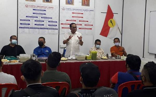 Mohamed Khaled memberi ucapan sebelum menerima borang kemasukan ahli UMNO dari Bersatu Cawangan Tasek di Bilik Gerakan Jalan Tasek 21, Bandar Seri Alam, Pasir Gudang pada malam Jumaat.