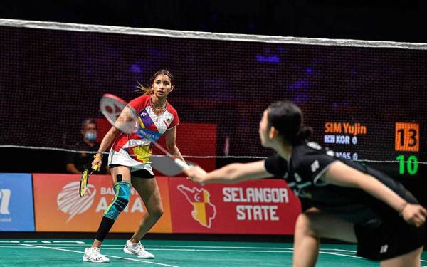 Pemain perseorangan wanita negara S. Kisona ketika beraksi menentang Sim Yujin dari Korea Selatan pada Kejohanan Badminton Berpasukan Asia (BATC) 2022 di Pusat Konvensyen Setia City hari ini. Kisona tewas pada set yang pertama dengan 16-21.